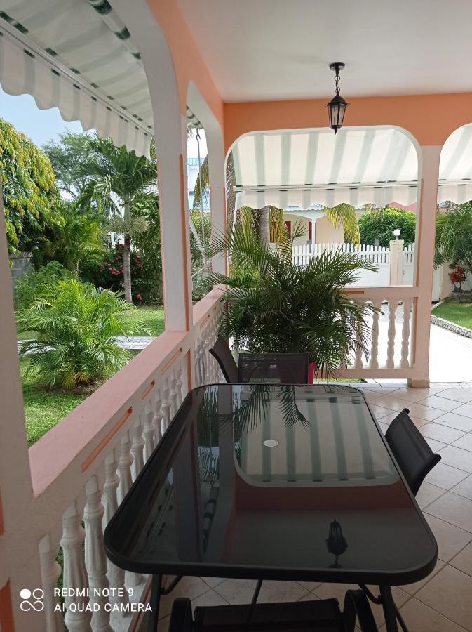 Loue F2 dans maison à Saint François Extérieur photo